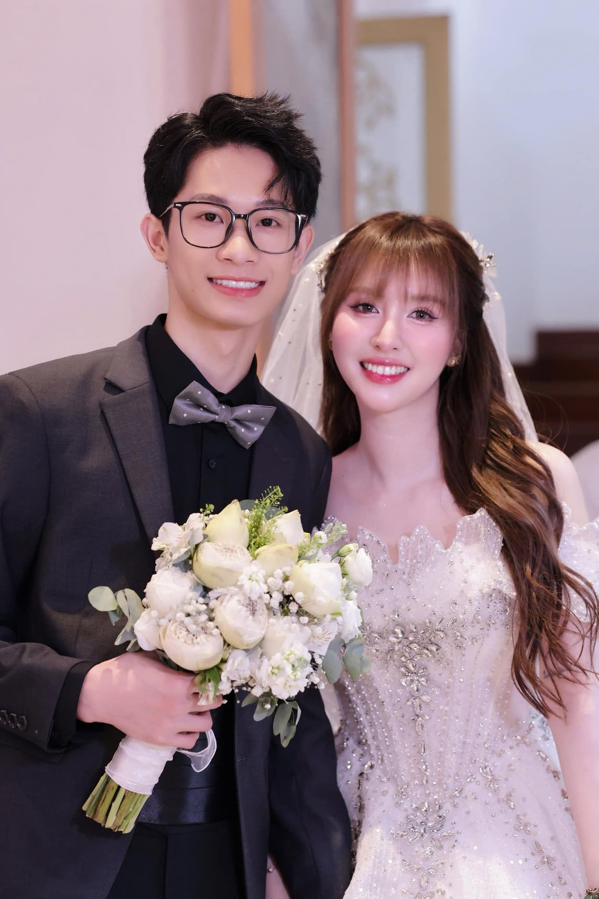 Cũng khiến cả cõi mạng rần rần bất ngờ chính là chuyện tình của Ngân Sát Thủ (Huỳnh Kim Ngân, SN 1994) và chồng Phan Văn Đông (SN 2003, biệt danh Vicoi hay DXLevis) - tuyển thủ Esports chuyên nghiệp.