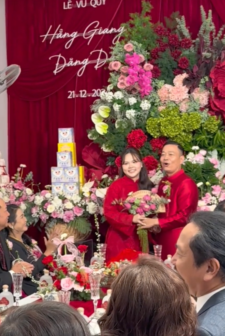 Dù chênh lệch tuổi tác khá lớn và nhận về nhiều ý kiến trái chiều khi chia sẻ tình yêu lên mạng nhưng Hằng Giang không nghĩ ngợi quá nhiều. Cô nàng cho hay tình yêu đến từ cảm xúc, không quan trọng tuổi tác. Cô cũng nhận thấy chồng lớn hơn nhiều tuổi nhưng suy nghĩ vẫn trẻ trung và hết mực cưng chiều vợ.