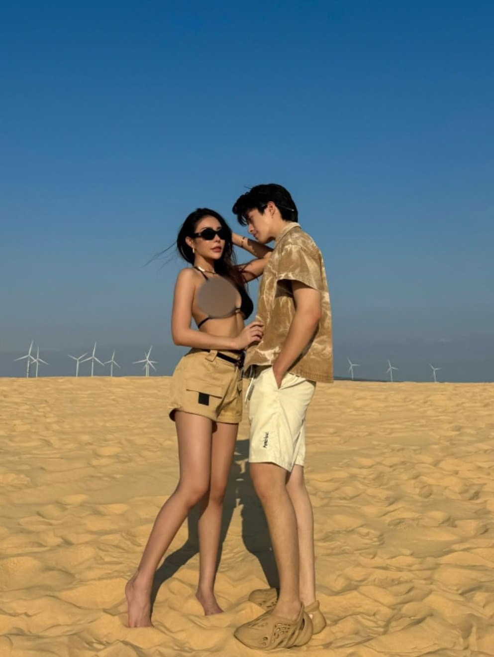 “Hồng hài nhi” 2k1 cho hay tuổi tác không phải vấn đề cả hai đặt nặng mà quan trọng là hiểu nhau, tôn trọng đối phương trong tình yêu. Minh Tân cũng bày tỏ bạn gái hơn tuổi nhưng có ngoại hình rất trẻ đẹp khiến anh luôn muốn che chở. Bên cạnh đó, chàng trai cũng thay đổi nhiều hơn trong tính cách, chín chắn trong suy nghĩ và lắng nghe bạn gái nhiều hơn.