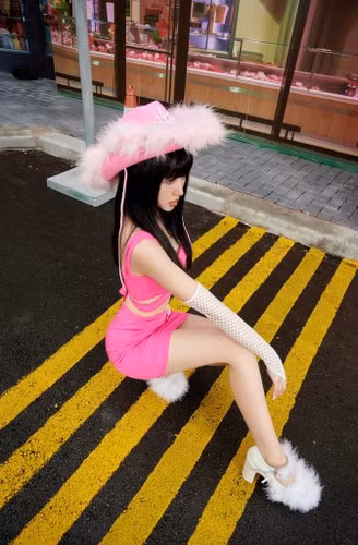 Sau đó, cô cũng rời xa showbiz để chăm lo cho kinh doanh và gia đình nhỏ. Hiện tại, cô và ông xã đã có hai cậu quý tử.