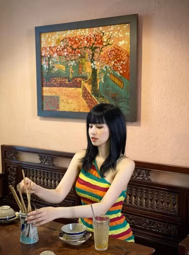 Thậm chí, netizen còn nhận xét cựu hot girl là "lão hoá ngược" bởi từ gương mặt đến phong cách còn sành điệu, thời thượng hơn trước.