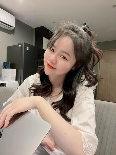 Huỳnh Anh sở hữu gương mặt khả ái và làn da trắng bật tông.