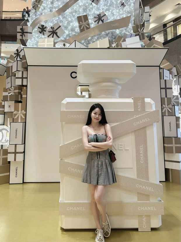 Giữa lúc Quang Hải và Chu Thanh Huyền từng bước chuẩn bị cho đám cưới, liên tục khoe ảnh tình cảm và gửi lời nhắn yêu thương cho nhau trên mạng xã hội, hot girl Huỳnh Anh - bạn gái cũ của nam cầu thủ lại gây chú ý với dòng trạng thái đầy tâm trạng: " Ba năm vẫn còn day dứt" .