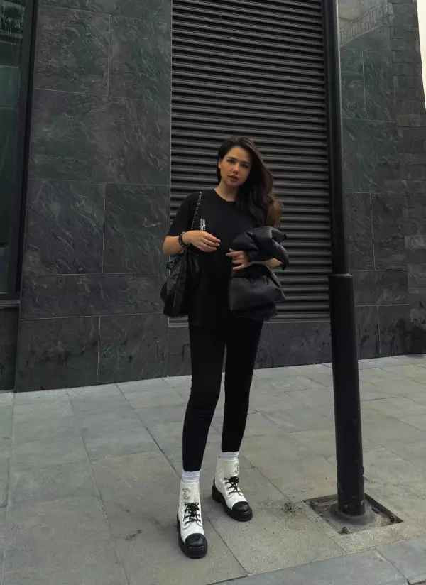 Phanh Lee (Lê Phương Anh) hay được gọi với cái tên "vợ thiếu gia Cocobay". Cô cũng là một trong những cựu hot girl được nhiều bạn trẻ biết tới trên mạng xã hội.