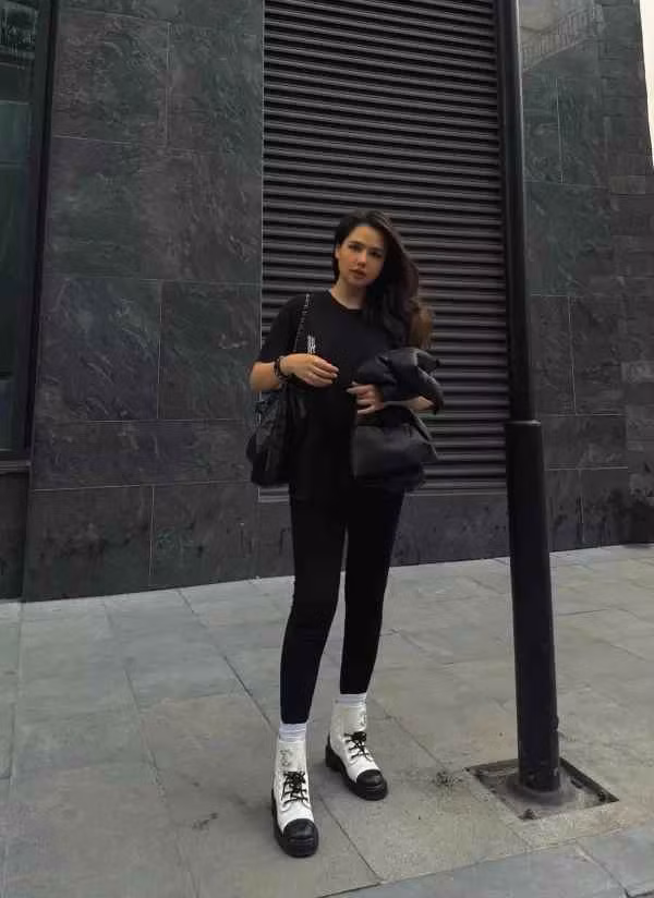 Phanh Lee (Lê Phương Anh) hay được gọi với cái tên "vợ thiếu gia Cocobay". Cô cũng là một trong những cựu hot girl được nhiều bạn trẻ biết tới trên mạng xã hội.