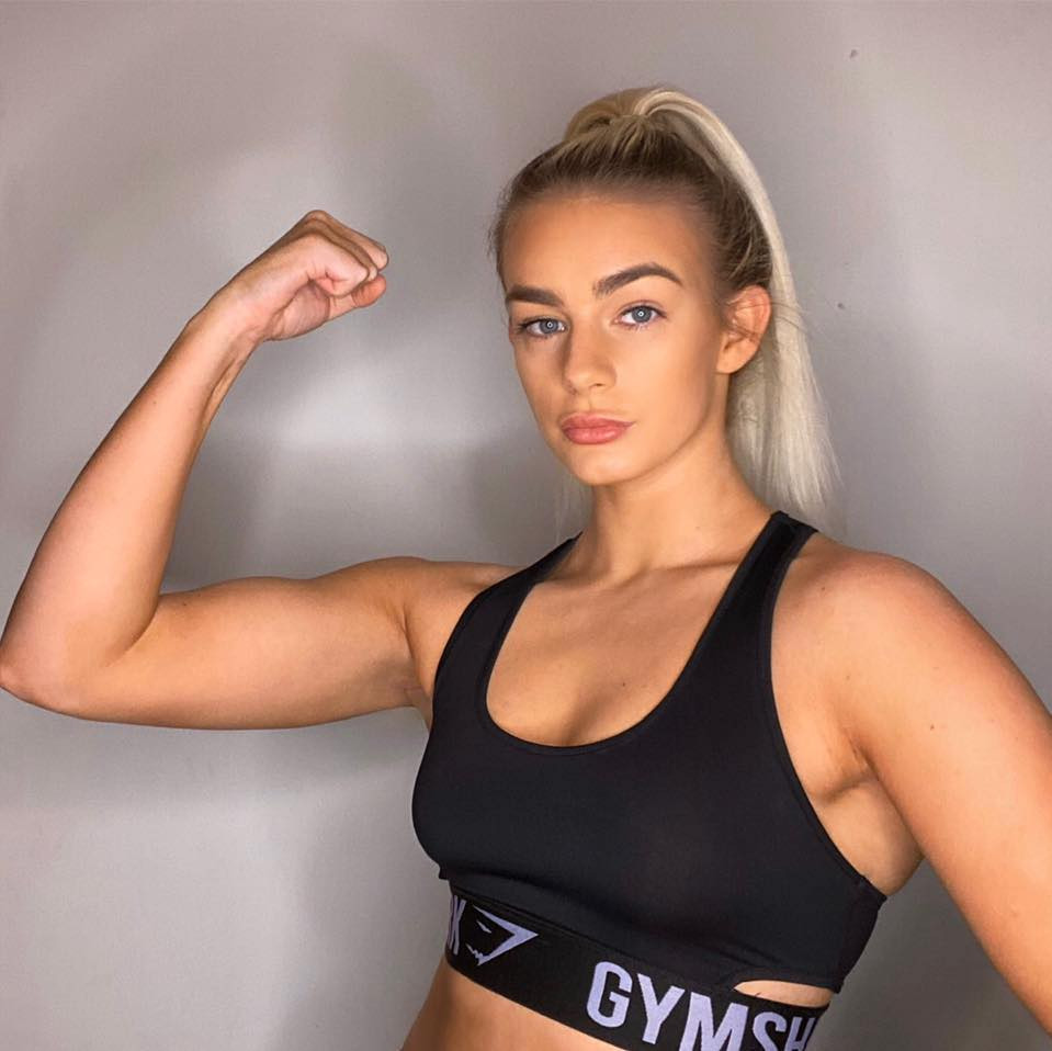 Tạm xa những trận đấu, Luxton tự mô tả mình là "cô bé lọ lem khu ổ chuột" trên trang cá nhân Instagram có 21.800 người theo dõi.