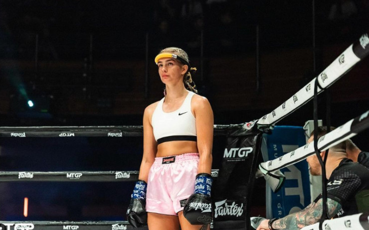 Luxton đam mê võ thuật, và cô chọn môn võ Muay Thái để thi đấu chuyên nghiệp.