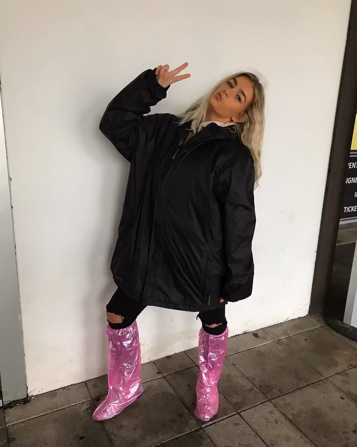 Bức ảnh và lời dẫn đầy khiêu khích của Luxton nhận được rất nhiều tương tác từ người theo dõi.