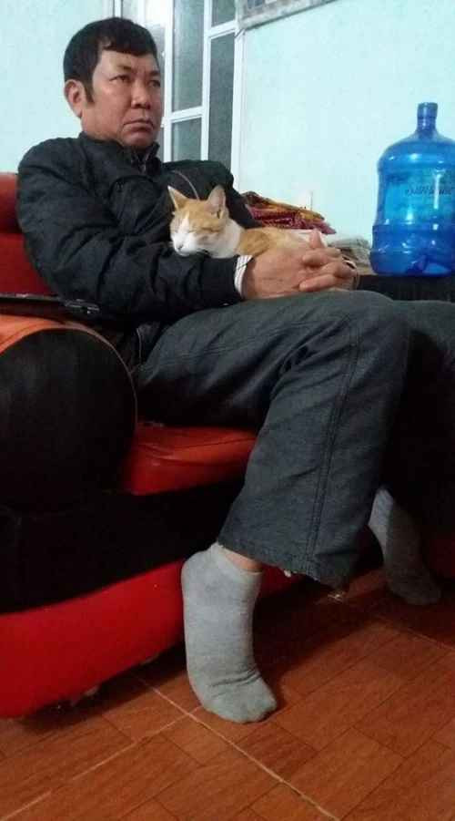 Mùa đông tới con đẻ tự tìm chăn đắm còn con ghẻ được ôm ấm áp.