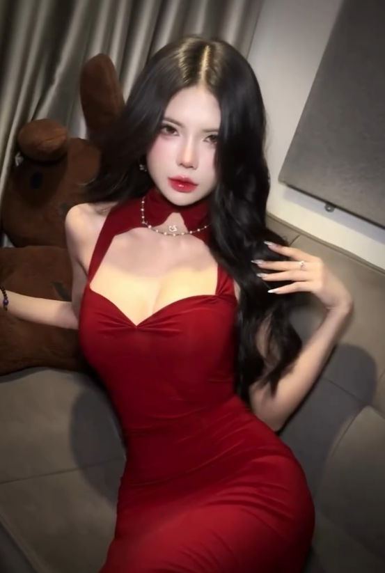 Trong bộ trang phục ôm sát, tôn lên đường cong gợi cảm của cơ thể, kết hợp với lối trang điểm tinh tế và kiểu tóc tự nhiên, Mai Dora tôn thêm vẻ đẹp mong manh mà lại đầy thu hút.