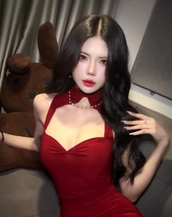 Điều đặc biệt là cách nữ MC sáng tạo và thể hiện mượt mà, không kém phần hấp dẫn.