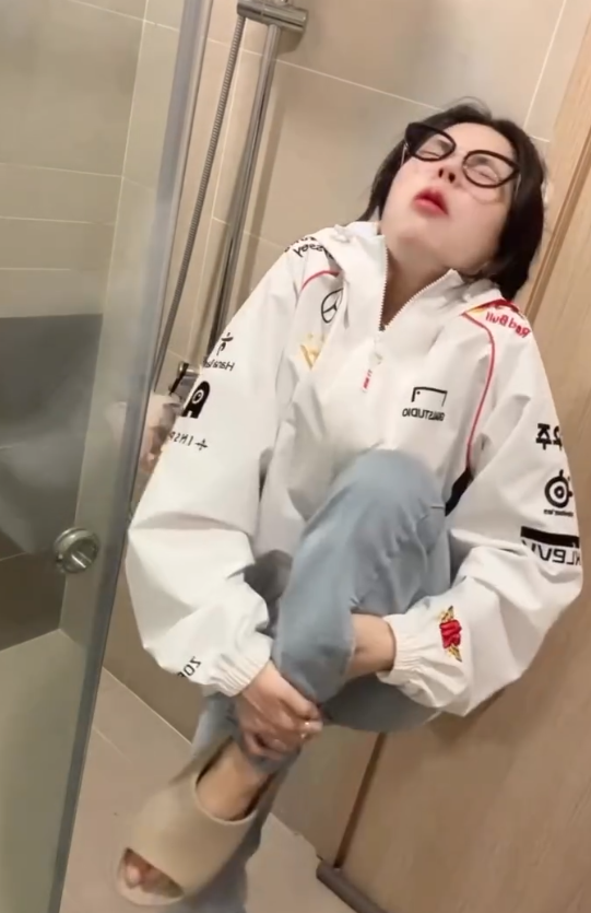 Ngay sau đó, nữ MC chuyển cảnh mượt mà trong một bộ trang phục cá tính nhưng cũng đầy quyến rũ.