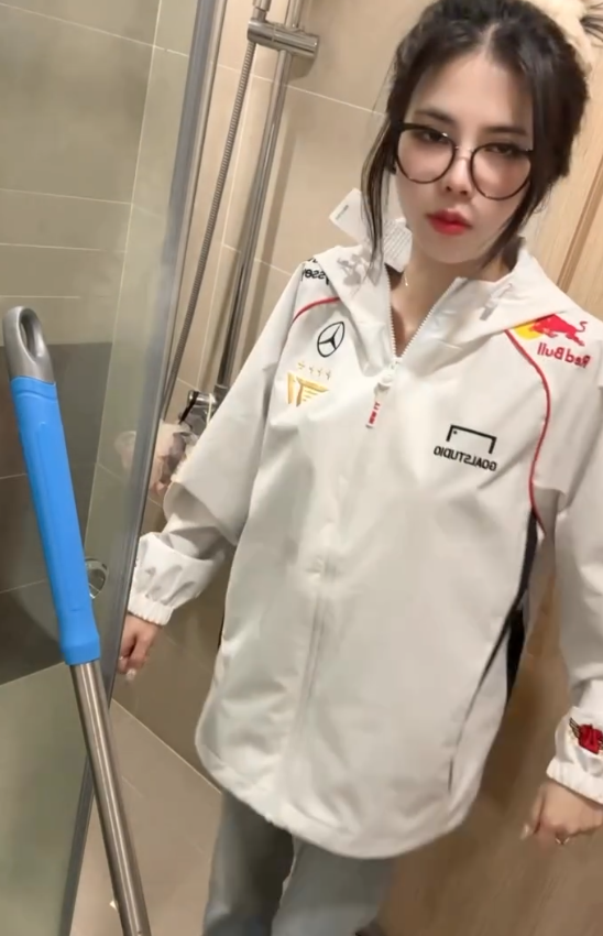 Gần đây, nữ MC xinh đẹp Mai Dora gây "bão" mạng xã hội với một sáng tạo trend mới mẻ mà không kém phần quyến rũ. Cô nàng đã chia sẻ khoảnh khắc lầy lội, mặc áo của đội tuyển T1 rồi bắt chước video trên mạng.