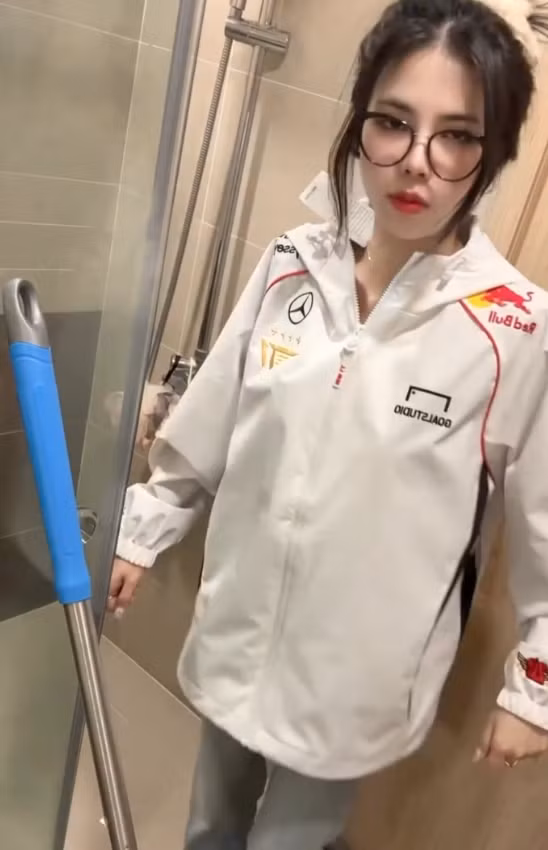 Gần đây, nữ MC xinh đẹp Mai Dora gây "bão" mạng xã hội với một sáng tạo trend mới mẻ mà không kém phần quyến rũ. Cô nàng đã chia sẻ khoảnh khắc lầy lội, mặc áo của đội tuyển T1 rồi bắt chước video trên mạng.