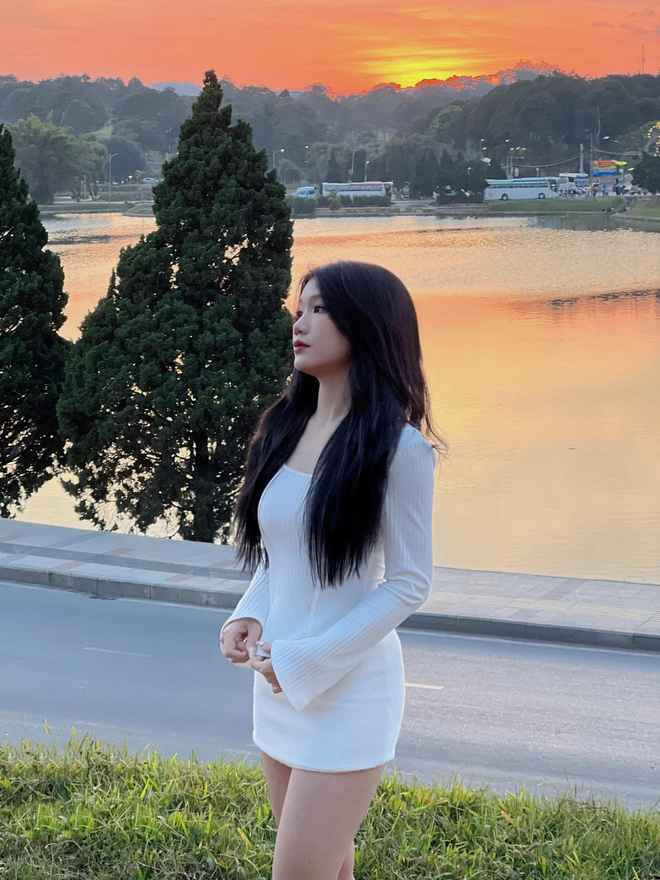 Được biết, khả năng bắt nhịp siêu “cuốn” của nữ TikToker là nhờ chăm chỉ tập luyện cùng Đội nhảy trường THPT Phú Nhuận - PNDance từ những ngày còn học trung học.