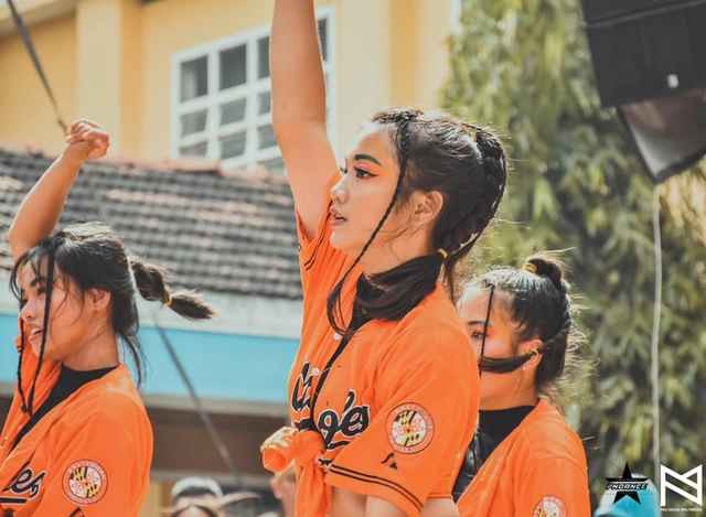 Với trend "lắc hông" trên TikTok trên, Bunnie đã thu về hơn 1 triệu lượt xem chỉ sau một ngày và hàng loạt lời khen có cánh như “Thấy chị này nhảy đẹp nhất trend”, “Nhảy cuốn hơn Hoa Xù”, “Xem xong không biết Xuân Ca là ai.”