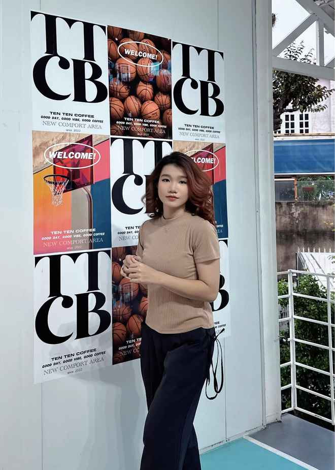 Trên trang cá nhân Facebook, Threads và Instagram, Quỳnh thường chia sẻ những hình ảnh đời thường, lan tỏa các hoạt động đoàn đội ý nghĩa và phô diễn tài vẽ cực đỉnh bằng đồ án tại trường học.