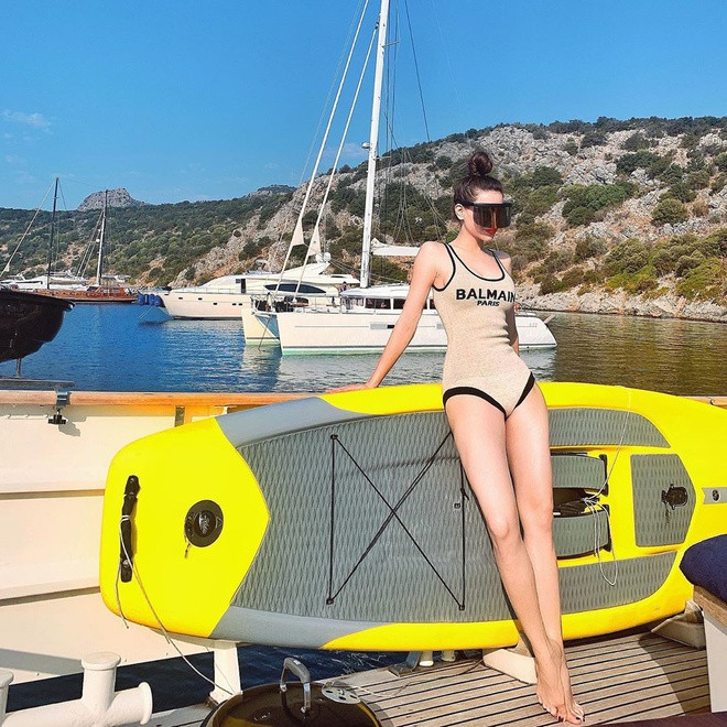 Trong chuyến du lịch châu Âu năm ngoái, ca sĩ Cả một trời thương nhớ lăng xê swimsuits của Balmain, với điểm nhấn đường viền đen là logo cộp mác thương hiệu.