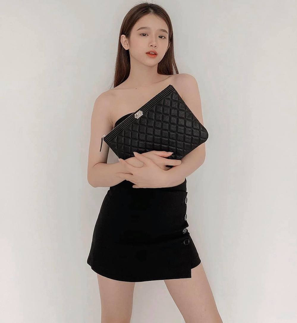 Trong dàn túi hiệu Linh Ka sở hữu gồm Dior, Gucci, Louis Vuitton, Chanel… có không ít món trong số đó còn có giá lên tới trăm triệu đồng.