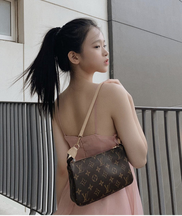 Linh Ka còn từng gây bất ngờ khi tiết lộ bản thân phải chi nửa tỷ đồng mỗi tháng để mua đồ hiệu. Vì thế, không khó hiểu khi hot girl Hà thành luôn xuất hiện trong những món đồ đến từ thương hiệu thời trang xa xỉ.