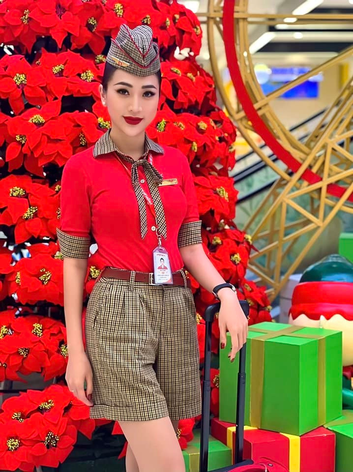 Sở hữu gương mặt chuẩn hot girl, làn da trắng hồng rạng rỡ, đôi mắt to tròn đen láy cùng nụ cười tươi rói, Tường Vi khiến những người đối diện không thể rời mắt.