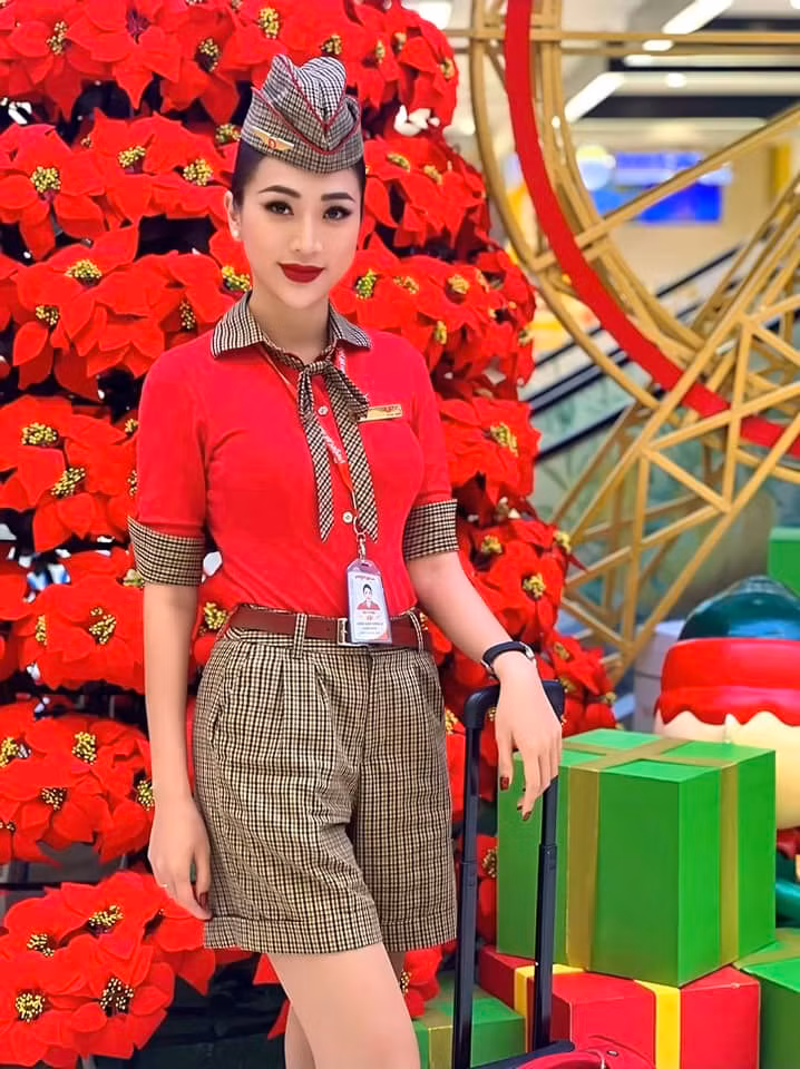 Sở hữu gương mặt chuẩn hot girl, làn da trắng hồng rạng rỡ, đôi mắt to tròn đen láy cùng nụ cười tươi rói, Tường Vi khiến những người đối diện không thể rời mắt.