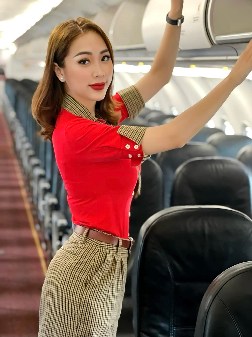 Gái xinh ngành hàng không thường xuyên chia sẻ lên trang cá nhân hình ảnh cùng bạn bè, đồng nghiệp thân thiết trong các chuyến bay.