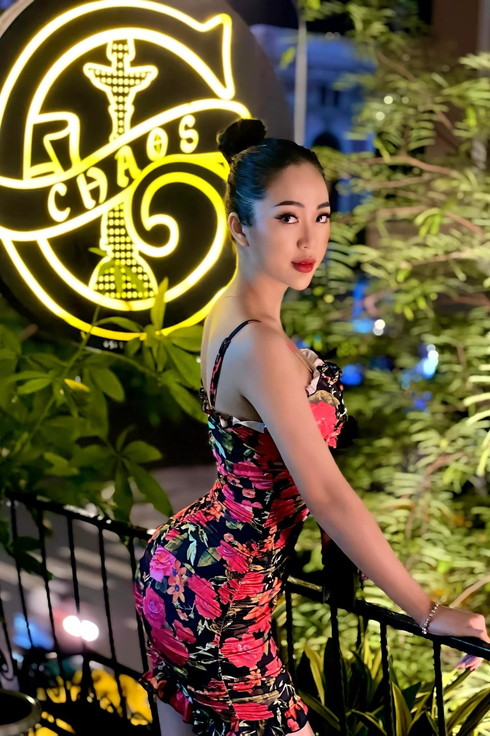 Bên cạnh đó, nữ tiếp viên hàng không còn có vòng eo con kiến và vòng hông nở nang. Nhìn vóc dáng này ai nấy đều phải trầm trồ không ngớt lời khen.