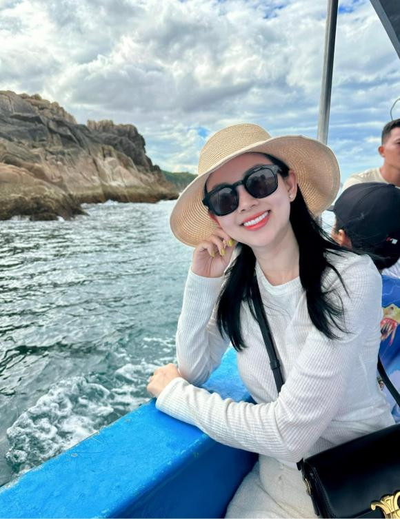 Dưới bình luận, nhiều người tỏ ra bất ngờ khi Ly Kute tổ chức đám cưới. Bởi vài năm gần đây, hot girl này chỉ chia sẻ hình ảnh con trai, chưa bao giờ công khai bạn trai.