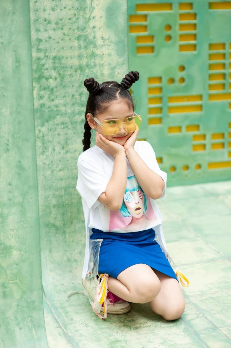 Vẻ ngoài xinh đẹp, đáng yêu của con gái Hồng Sơn khiến nhiều người ngưỡng mộ. Đến khi chiêm ngưỡng nhan sắc bà xã cựu cầu thủ, mọi người mới vỡ lẽ vì sao tiểu công chúa lại ăn điểm như vậy trên sân khấu.