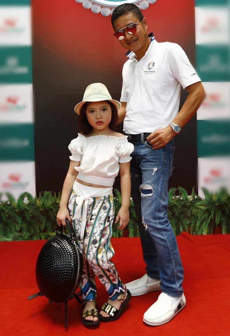 Hồng Sơn từng nhiều lần dẫn Khánh Vân đi các sự kiện lớn hay tham dự lễ cưới cầu thủ nổi tiếng như Bùi Tiến Dũng.