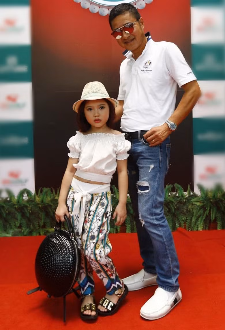 Hồng Sơn từng nhiều lần dẫn Khánh Vân đi các sự kiện lớn hay tham dự lễ cưới cầu thủ nổi tiếng như Bùi Tiến Dũng.