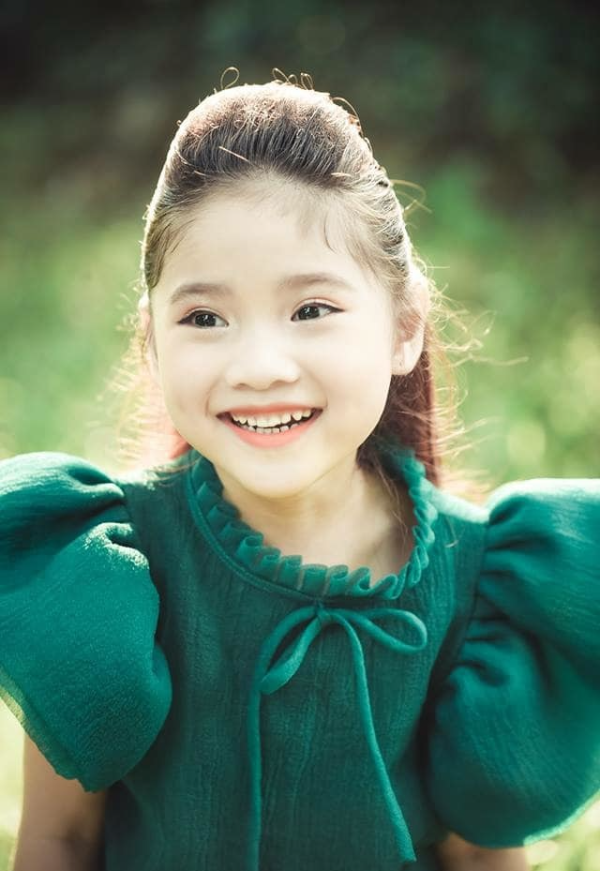 Đồng thời, danh thủ Hồng Sơn cũng tiết lộ, gái út từ nhỏ đã bộc lộ nhiều năng khiếu nghệ thuật. Chính vì vậy anh đã cho con gái theo học lớp nghệ thuật ứng xử, người mẫu nhí của cặp nghệ sĩ nổi tiếng là Tự Long - Xuân Bắc.