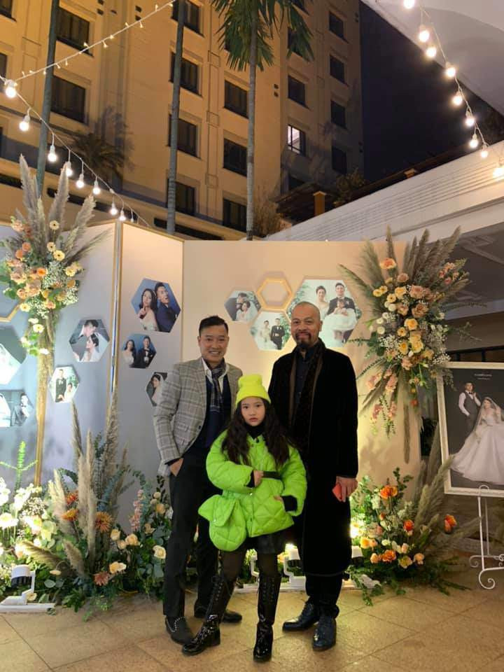 Tuy nhiên, chính Hồng Sơn là bờ vai, chỗ dựa an ủi để chị tự tin hơn. Cũng từ đó, chị dần quen và không còn thấy phiền lòng khi chồng là người nổi tiếng.