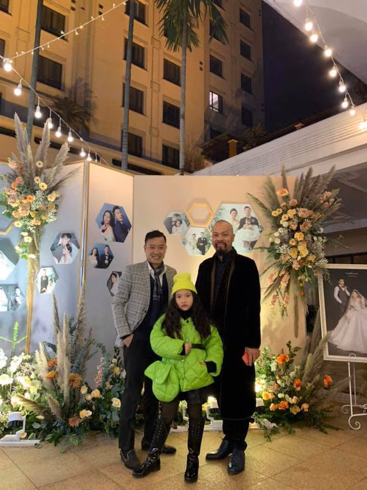 Tuy nhiên, chính Hồng Sơn là bờ vai, chỗ dựa an ủi để chị tự tin hơn. Cũng từ đó, chị dần quen và không còn thấy phiền lòng khi chồng là người nổi tiếng.