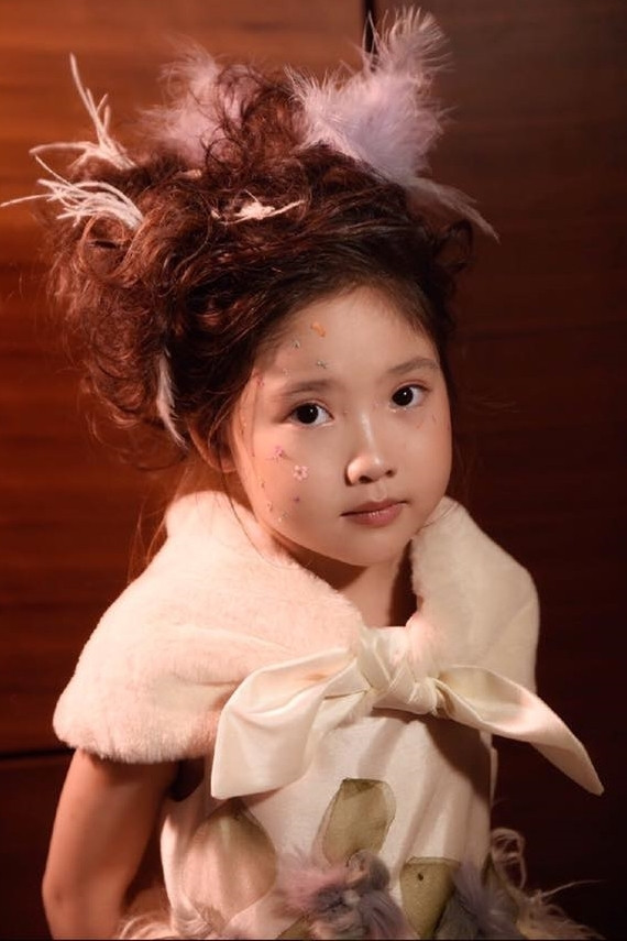 Cả 2 kết hôn năm 2002, đám cưới xong, chị Hồng Hải mang bầu và được chồng động viên ở nhà chăm con, chăm sóc gia đình.