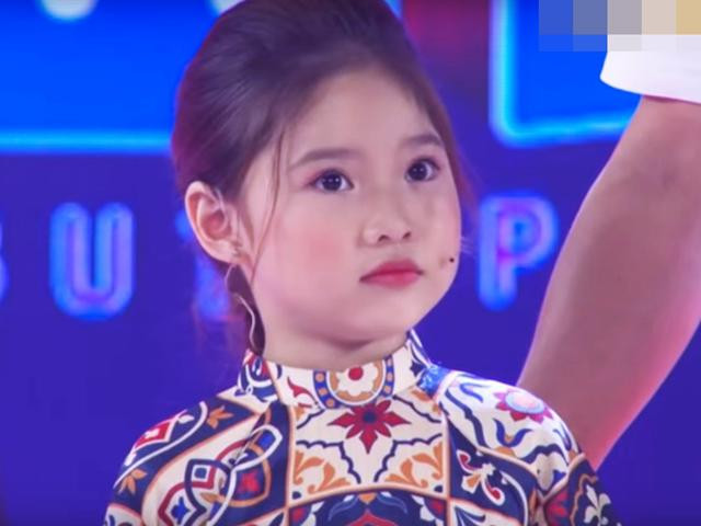 Xuất hiện cùng chồng và con trong một số chương trình truyền hình, bà xã Hồng Sơn là Vũ Hồng Hải gây ấn tượng với khuôn mặt phúc hậu, nụ cười tươi rói.