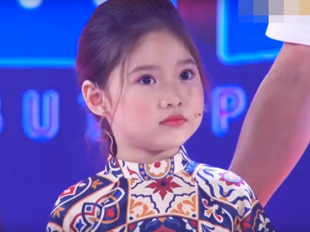 Xuất hiện cùng chồng và con trong một số chương trình truyền hình, bà xã Hồng Sơn là Vũ Hồng Hải gây ấn tượng với khuôn mặt phúc hậu, nụ cười tươi rói.