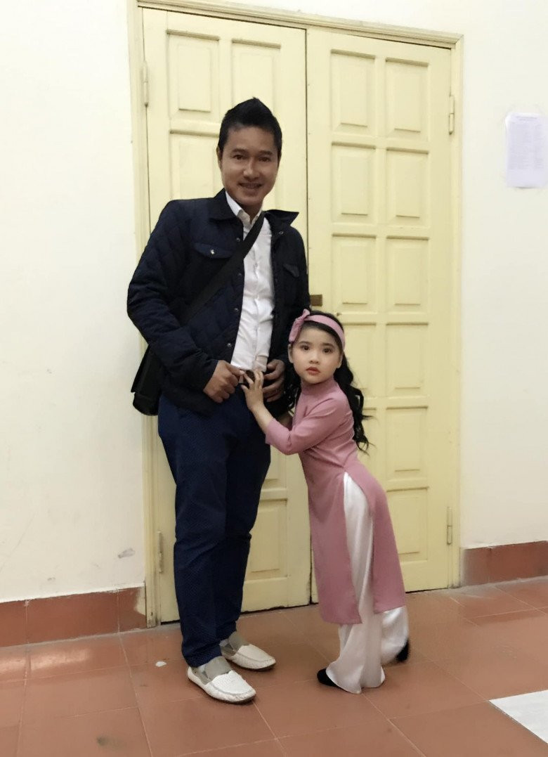 Cựu danh thủ có biệt danh "Sơn Công Chúa" viết: “Hôm nay là lần sinh nhật lần thứ 10 của con gái. Bố chúc con luôn rạng rỡ, yêu đời. Dù đã lớn nhưng con vẫn mãi là con gái bé bỏng của bố mẹ. Yêu em Gấu của bố nhiều".