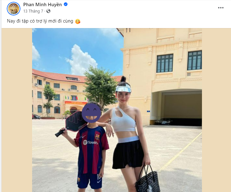 Nhiều người tò mò chuyện cô sẽ luyện tập bộ môn này lúc nào khi dành quá nhiều thời gian cho việc cập nhật khoảnh khắc trên mạng xã hội.