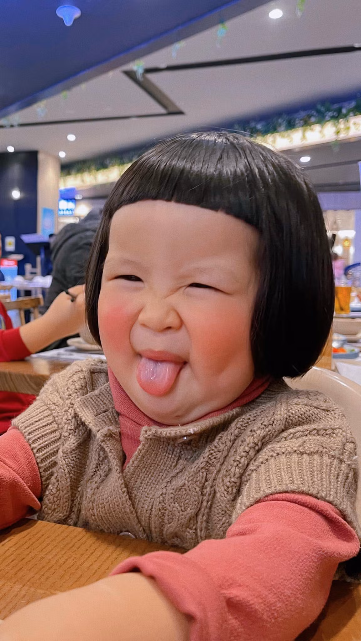 Trong các đoạn clip, cô bé đáng yêu lúc nào cũng thể hiện tình cảm với bố, nằm gọn trong lòng và nói “yêu bố lắm” khiến mẹ không khỏi “ganh tị”. Quả thật không ngoa khi nói Bánh Bao đúng là “tình nhân kiếp trước của bố”.