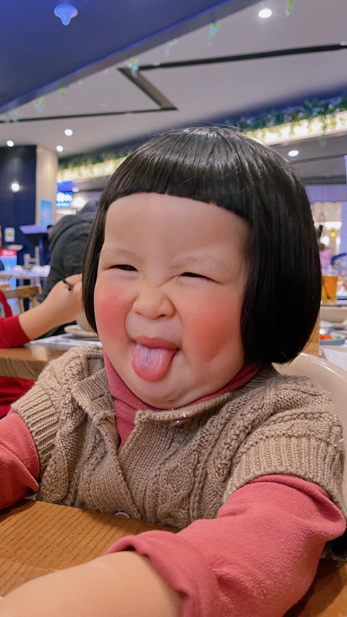 Trong các đoạn clip, cô bé đáng yêu lúc nào cũng thể hiện tình cảm với bố, nằm gọn trong lòng và nói “yêu bố lắm” khiến mẹ không khỏi “ganh tị”. Quả thật không ngoa khi nói Bánh Bao đúng là “tình nhân kiếp trước của bố”.