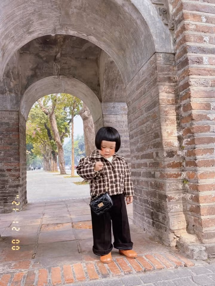 Được biết, bé tên là Lã Ngọc Cát Tiên, 3 tuổi, hiện đang sống cùng bố mẹ tại Hà Đông, Hà Nội.