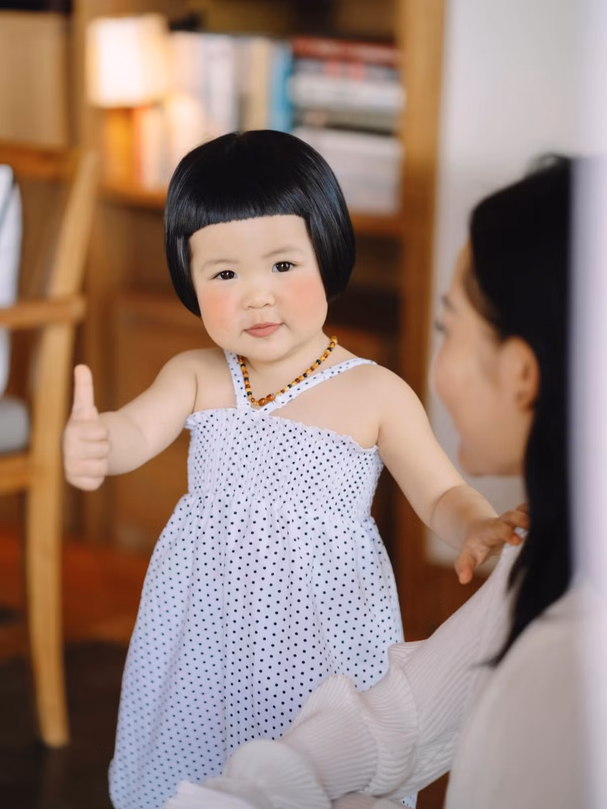 Chia sẻ về các clip hai bố con, chị Lan Anh cũng cho biết rằng chồng mình rất yêu và chiều con gái, khi chơi, nói chuyện với con đều rất nhỏ nhẹ. Do đó, mẹ đành “đóng vai ác” để có thể dạy dỗ con gái một cách nghiêm khắc hơn.