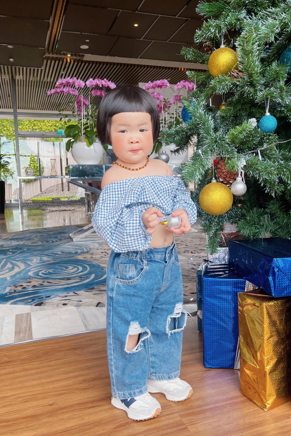 Ngay từ lần đầu tiên được mẹ đưa lên sóng, cô bé đã gây ấn tượng cực kỳ mạnh với kiểu tóc “không đụng hàng”, giống hệt với Maruko trong bộ phim hoạt hình đình đám của Nhật Bản.