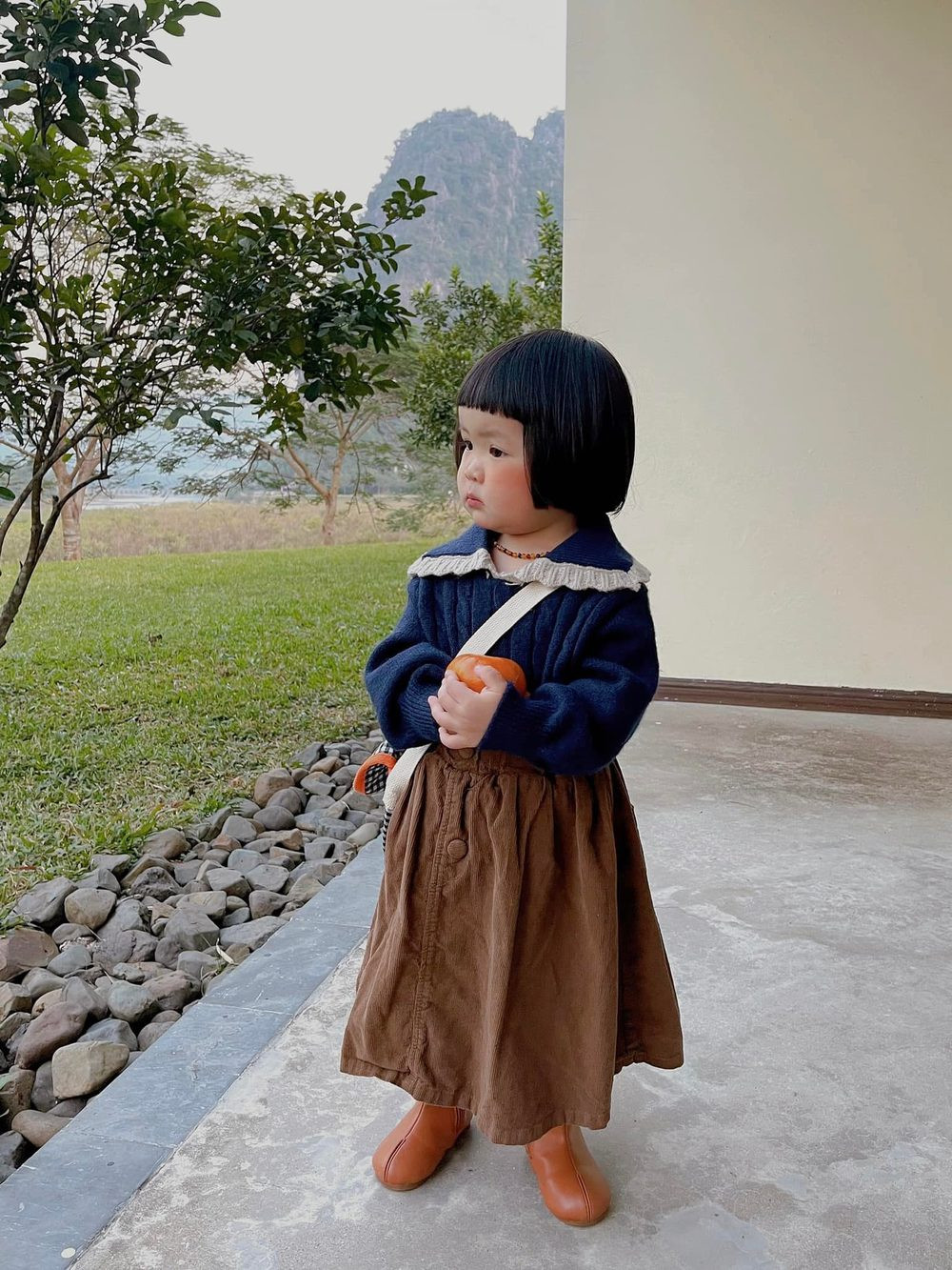 Trên TikTok, không chỉ những người trẻ 9x, 10x mới có thể trở thành Idol mà còn có không ít em bé nhận về đông đảo lượt quan tâm bởi sự vô tư, hồn nhiên, lan tỏa nhiều năng lượng tích cực đến người xem. Điển hình như cô bé có tên Bánh Bao Xin Chào.