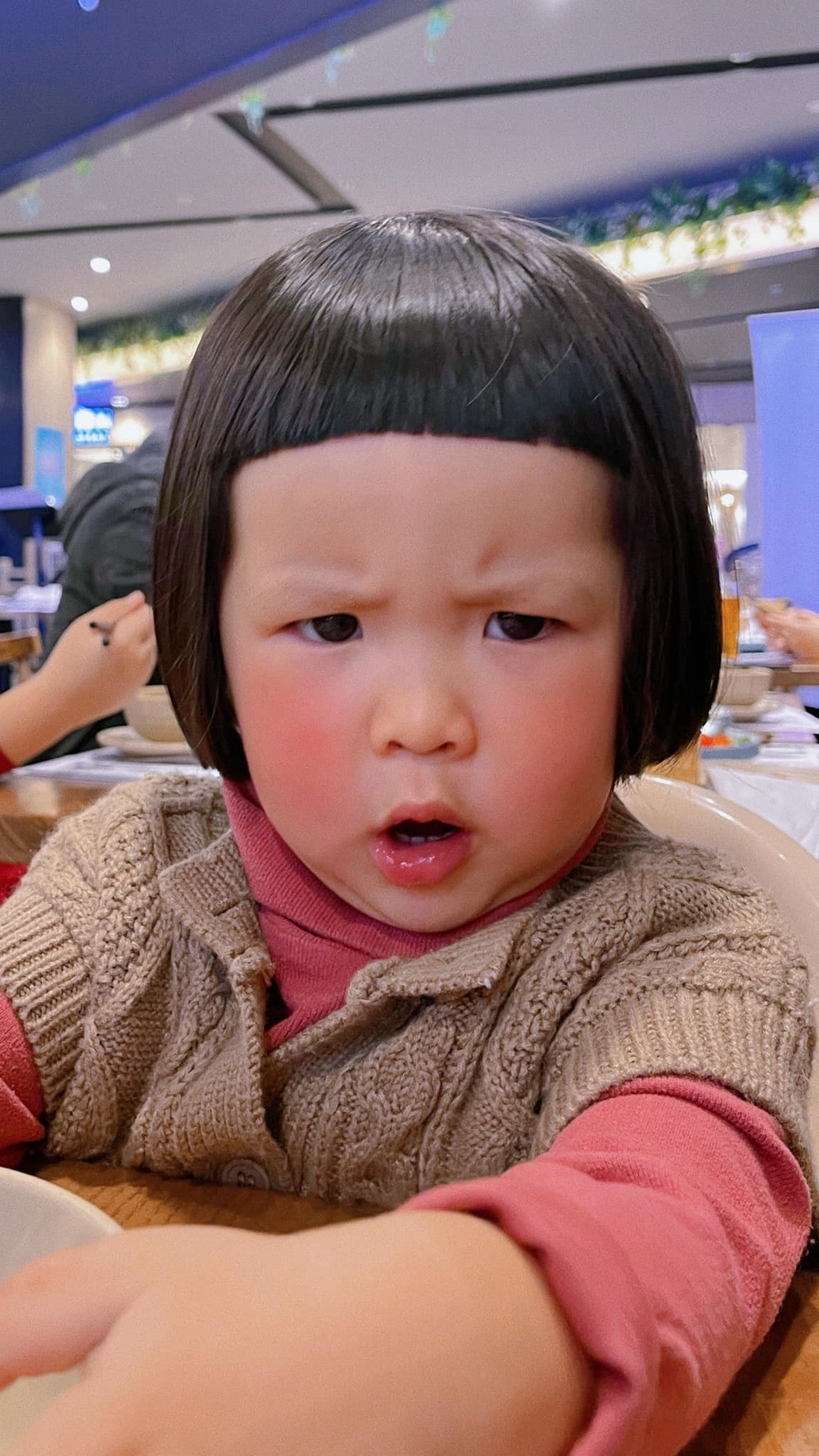 Chị Lan Anh - mẹ bé Banh Bao cho biết, do tóc của bé mọc rất nhanh nên lần nào cũng tự tay cắt cho bé. Nói về lý do để kiểu tóc “bát úp ngược” như vậy.