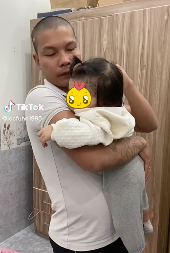 Dù bản thân khá bận rộn thế nhưng Lộc Fuho vẫn dành nhiều thời gian chăm sóc cho gia đình nhỏ. Hiện tượng mạng này thường xuyên giúp đỡ vợ làm công việc nhà, không để cô phải vất vả quá nhiều.