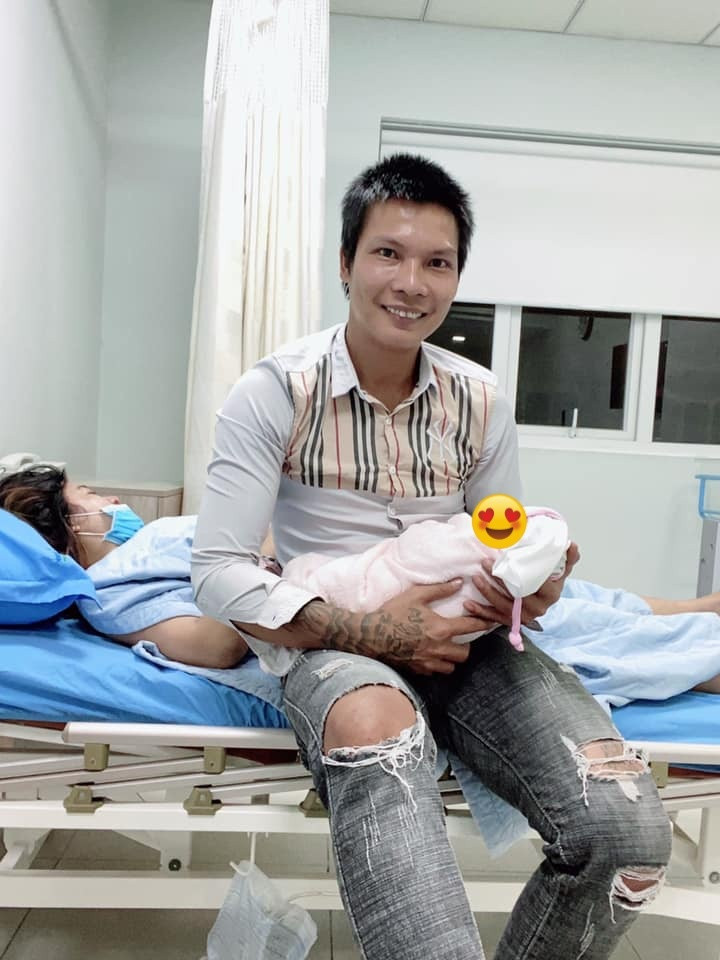 Từ việc ăn uống cho đến chuyện đi lại, Lộc Fuho đều chăm sóc vợ rất tận tình, không để cô làm bất kì công việc gì nặng nhọc.