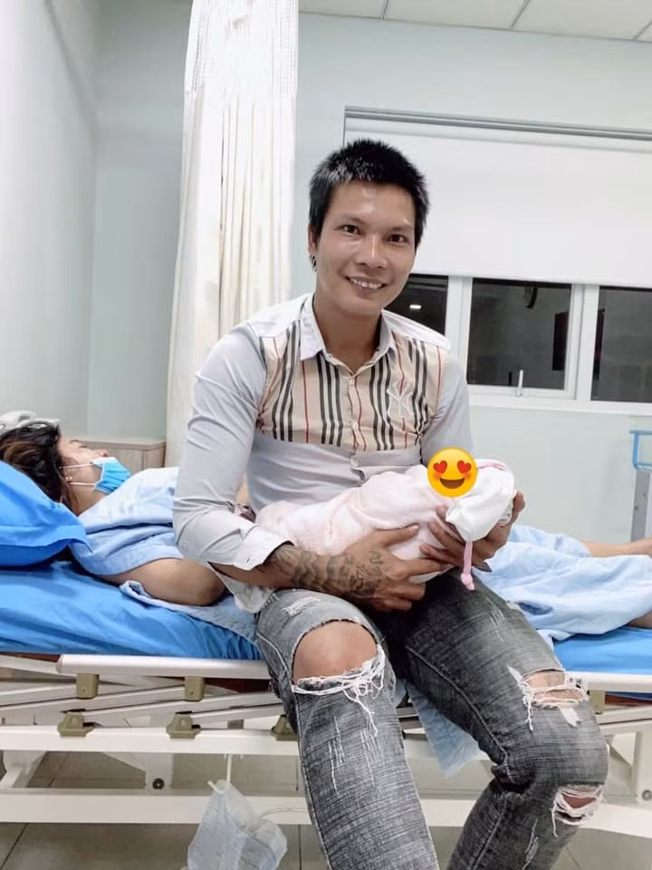 Từ việc ăn uống cho đến chuyện đi lại, Lộc Fuho đều chăm sóc vợ rất tận tình, không để cô làm bất kì công việc gì nặng nhọc.